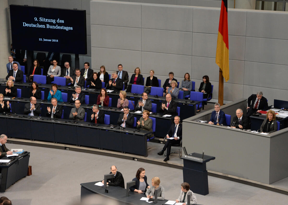  Der Deutsche Bundestag und die französische Nationalversammlung haben aus Anlass des 55. Jahrestages des Élysée-Vertrages gemeinsame Sitzungen in Berlin (hier im Bild) und in Paris. Bundestagspräsident Dr. Wolfgang Schäuble, (Vorsitz), CDU/CSU, und der französische Amtskollege Francois de Rugy, halten Reden. Anschließend reden Mitglieder des Bundestages aller im Bundestag vertretenen Parteien.; Élysée-Vertrag, Bundestagssitzung, Rednerpult, Übersicht.