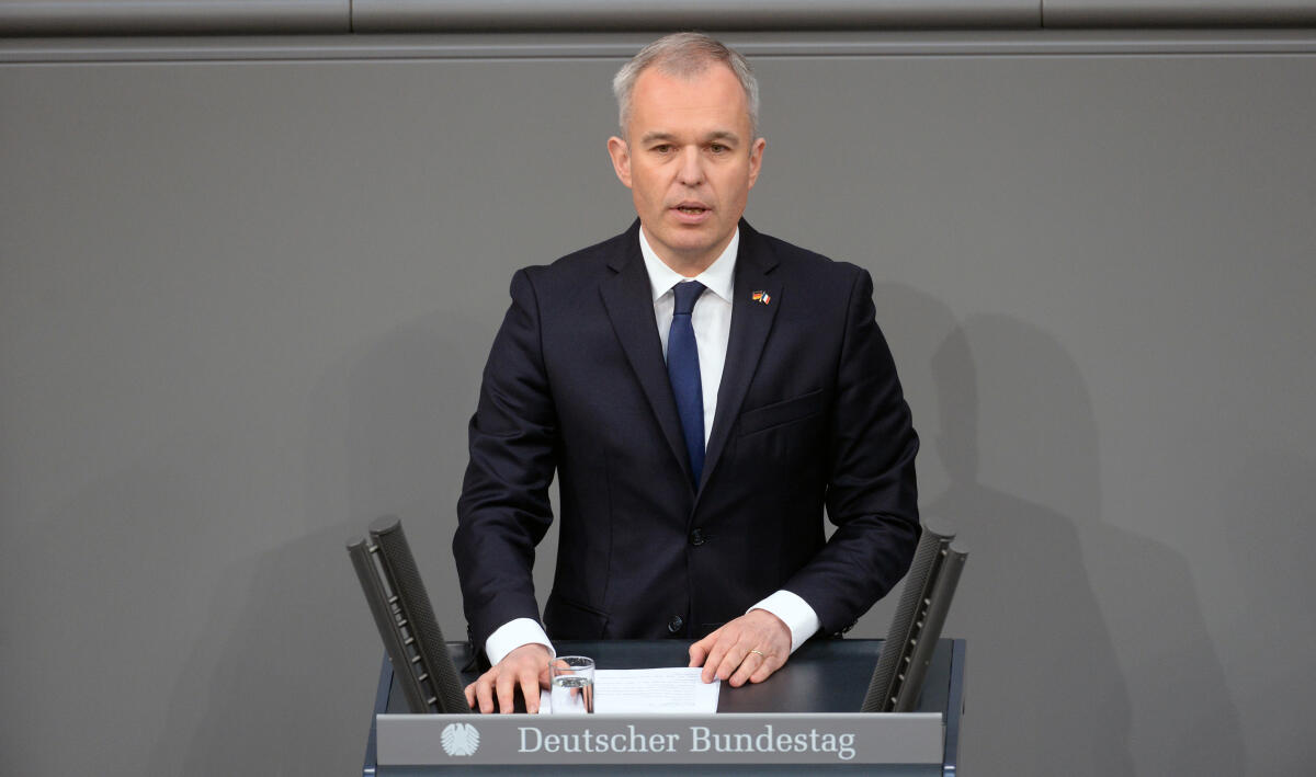 Rugy, Francois de Der Deutsche Bundestag und die französische Nationalversammlung haben aus Anlass des 55. Jahrestages des Élysée-Vertrages gemeinsame Sitzungen in Berlin (hier im Bild) und in Paris. Bundestagspräsident Dr. Wolfgang Schäuble, CDU/CSU, und der französische Amtskollege Francois de Rugy, (hier im Bild), halten Reden. Anschließend reden Mitglieder des Bundestages aller im Bundestag vertretenen Parteien.; Élysée-Vertrag, Bundestagssitzung, Rednerpult.