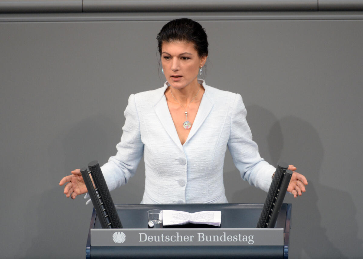 Wagenknecht, Sahra Der Deutsche Bundestag und die französische Nationalversammlung haben aus Anlass des 55. Jahrestages des Élysée-Vertrages gemeinsame Sitzungen in Berlin (hier im Bild) und in Paris. Bundestagspräsident Dr. Wolfgang Schäuble, CDU/CSU, und der französische Amtskollege Francois de Rugy, halten Reden. Anschließend reden Mitglieder des Bundestages aller im Bundestag vertretenen Parteien. Hier Dr. Sahra Wagenknecht, DIE LINKE.; Élysée-Vertrag, Bundestagssitzung, Rednerpult.