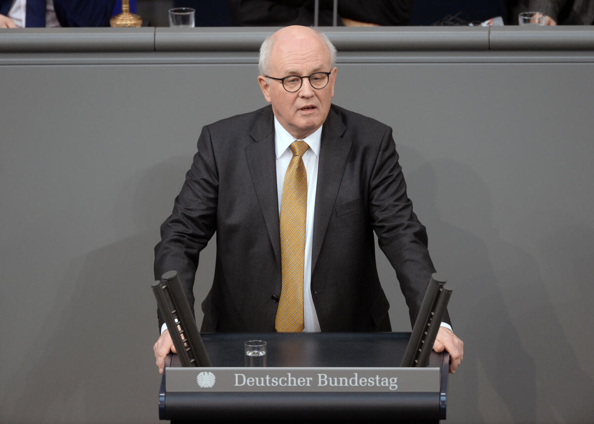 Kauder, Volker Der Deutsche Bundestag und die französische Nationalversammlung haben aus Anlass des 55. Jahrestages des Élysée-Vertrages gemeinsame Sitzungen in Berlin (hier im Bild) und in Paris. Bundestagspräsident Dr. Wolfgang Schäuble, CDU/CSU, und der französische Amtskollege Francois de Rugy, halten Reden. Anschließend reden Mitglieder des Bundestages aller im Bundestag vertretenen Parteien. Hier Volker Kauder, CDU/CSU.; Élysée-Vertrag, Bundestagssitzung, Rednerpult, Übersicht.