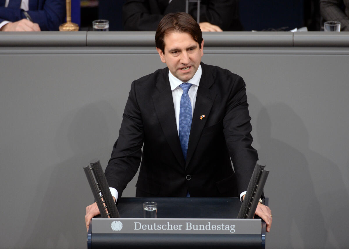 Jung, Andreas Der Deutsche Bundestag und die französische Nationalversammlung haben aus Anlass des 55. Jahrestages des Élysée-Vertrages gemeinsame Sitzungen in Berlin (hier im Bild) und in Paris. Bundestagspräsident Dr. Wolfgang Schäuble, CDU/CSU, und der französische Amtskollege Francois de Rugy, halten Reden. Anschließend reden Mitglieder des Bundestages aller im Bundestag vertretenen Parteien. Hier Andreas Jung, CDU/CSU.; Élysée-Vertrag, Bundestagssitzung, Rednerpult.