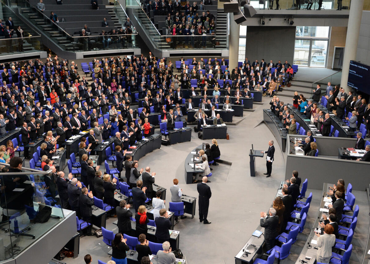  Der Deutsche Bundestag und die französische Nationalversammlung haben aus Anlass des 55. Jahrestages des Élysée-Vertrages gemeinsame Sitzungen in Berlin (hier im Bild) und in Paris. Bundestagspräsident Dr. Wolfgang Schäuble, CDU/CSU, und der französische Amtskollege Francois de Rugy, (am Rednerpult), halten Reden. Anschließend reden Mitglieder des Bundestages aller im Bundestag vertretenen Parteien. Stehender Beifall zur Rede von Rugy.; Élysée-Vertrag, Bundestagssitzung, Rednerpult, Übersicht.