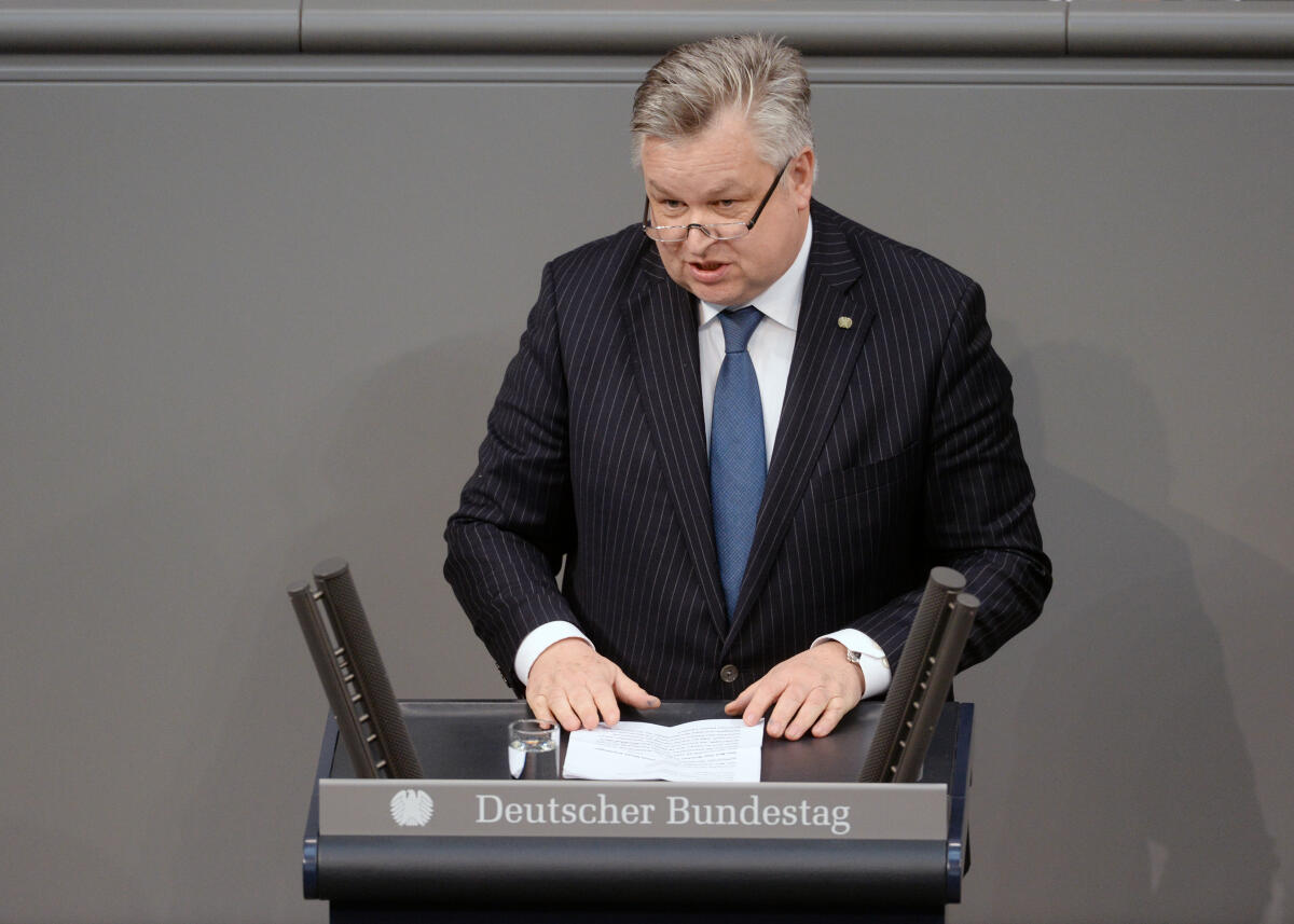 Link, Michael Der Deutsche Bundestag und die französische Nationalversammlung haben aus Anlass des 55. Jahrestages des Élysée-Vertrages gemeinsame Sitzungen in Berlin (hier im Bild) und in Paris. Bundestagspräsident Dr. Wolfgang Schäuble, CDU/CSU, und der französische Amtskollege Francois de Rugy, halten Reden. Anschließend reden Mitglieder des Bundestages aller im Bundestag vertretenen Parteien. Hier Michel Georg Link, FDP.; Élysée-Vertrag, Bundestagssitzung, Rednerpult.
