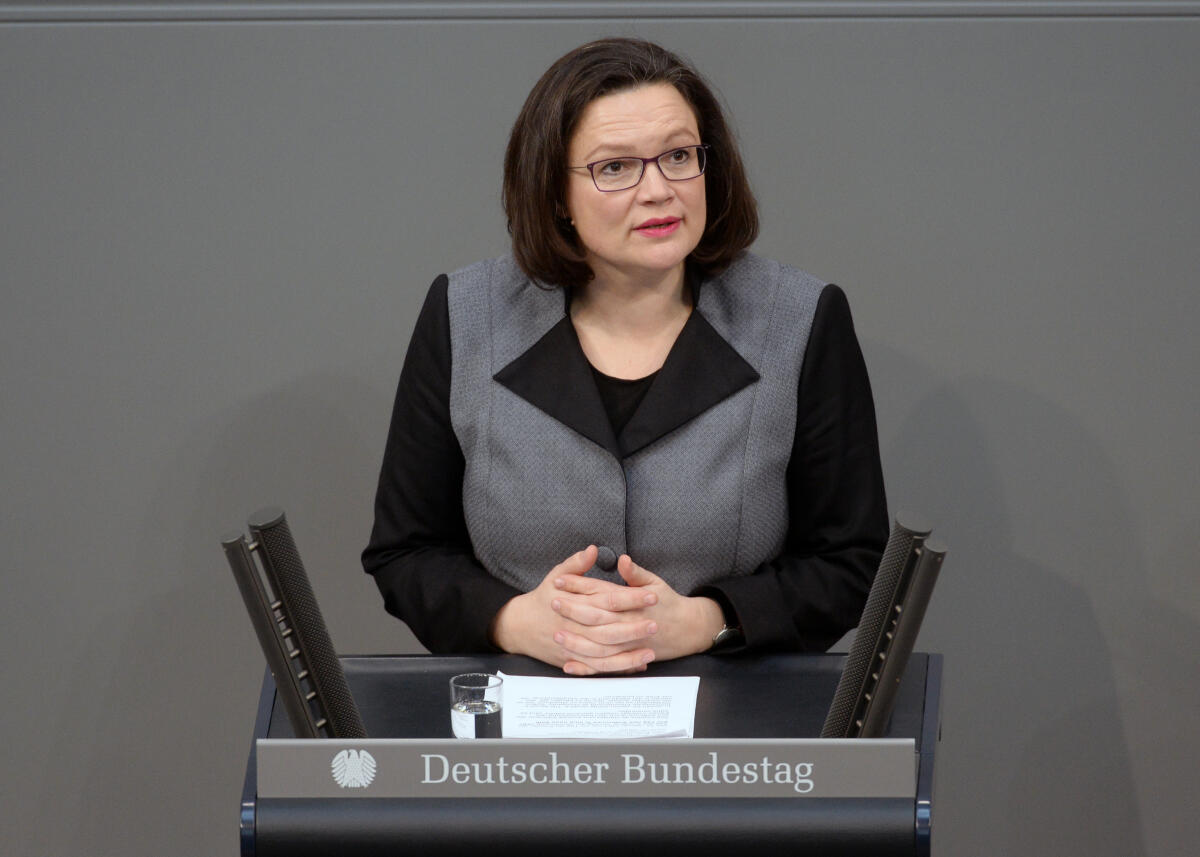 Nahles, Andrea Der Deutsche Bundestag und die französische Nationalversammlung haben aus Anlass des 55. Jahrestages des Élysée-Vertrages gemeinsame Sitzungen in Berlin (hier im Bild) und in Paris. Bundestagspräsident Dr. Wolfgang Schäuble, CDU/CSU, und der französische Amtskollege Francois de Rugy, halten Reden. Anschließend reden Mitglieder des Bundestages aller im Bundestag vertretenen Parteien. Hier Andrea Nahles, SPD.; Élysée-Vertrag, Bundestagssitzung, Rednerpult.