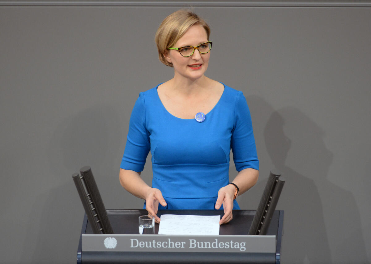 Brantner, Franziska Der Deutsche Bundestag und die französische Nationalversammlung haben aus Anlass des 55. Jahrestages des Élysée-Vertrages gemeinsame Sitzungen in Berlin (hier im Bild) und in Paris. Bundestagspräsident Dr. Wolfgang Schäuble, CDU/CSU, und der französische Amtskollege Francois de Rugy, halten Reden. Anschließend reden Mitglieder des Bundestages aller im Bundestag vertretenen Parteien. Hier Dr. Franziska Brantner, Bündnis 90/Die Grünen.; Élysée-Vertrag, Bundestagssitzung, Rednerpult.