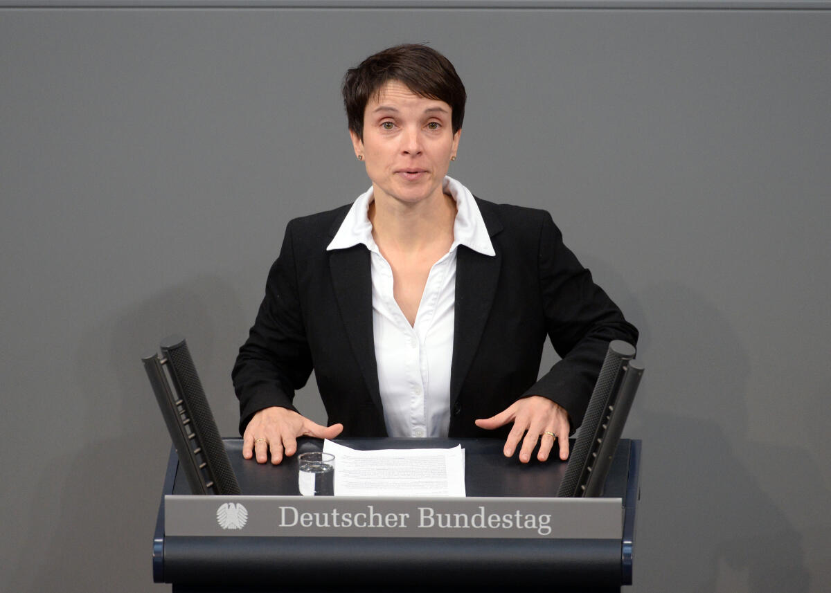 Petry, Frauke Der Deutsche Bundestag und die französische Nationalversammlung haben aus Anlass des 55. Jahrestages des Élysée-Vertrages gemeinsame Sitzungen in Berlin (hier im Bild) und in Paris. Bundestagspräsident Dr. Wolfgang Schäuble, CDU/CSU, und der französische Amtskollege Francois de Rugy, halten Reden. Anschließend reden Mitglieder des Bundestages aller im Bundestag vertretenen Parteien. Hier Dr. Frauke Petry, fraktionslos.; Élysée-Vertrag, Bundestagssitzung, Rednerpult.