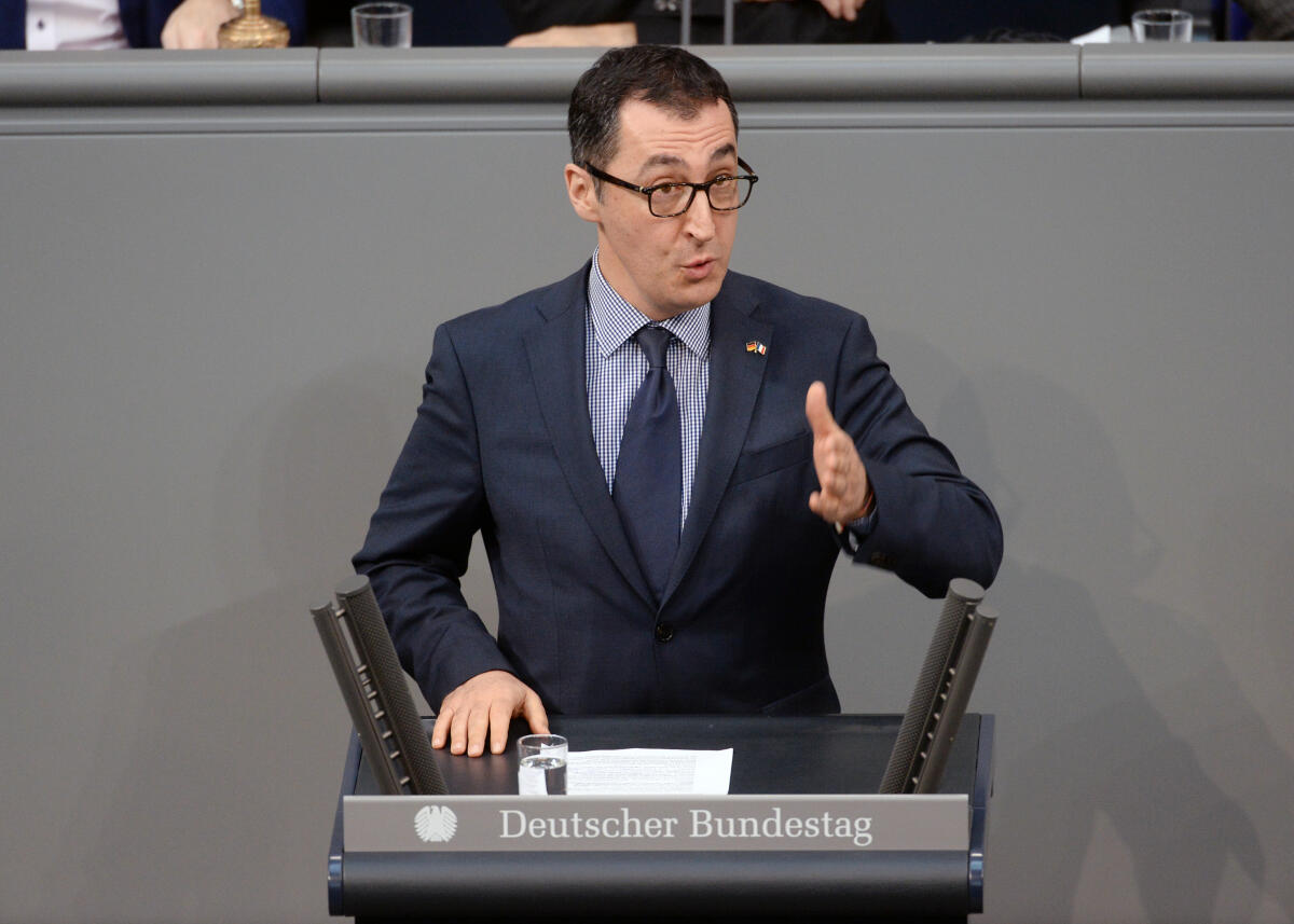 Özdemir, Cem Der Deutsche Bundestag und die französische Nationalversammlung haben aus Anlass des 55. Jahrestages des Élysée-Vertrages gemeinsame Sitzungen in Berlin (hier im Bild) und in Paris. Bundestagspräsident Dr. Wolfgang Schäuble, CDU/CSU, und der französische Amtskollege Francois de Rugy, halten Reden. Anschließend reden Mitglieder des Bundestages aller im Bundestag vertretenen Parteien. Hier Cem Özdemir, Bündnis 90/Die Grünen.; Élysée-Vertrag, Bundestagssitzung, Rednerpult.