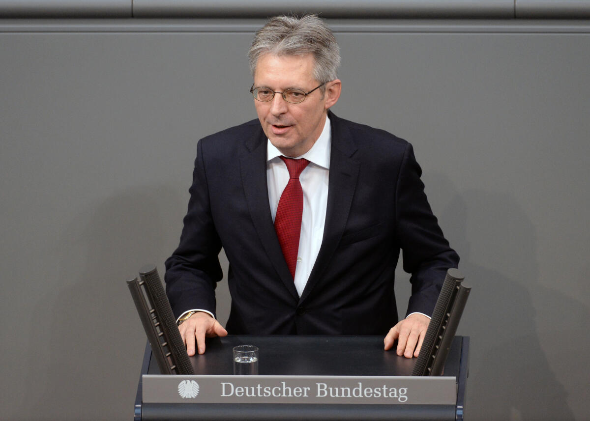 Post, Achim Der Deutsche Bundestag und die französische Nationalversammlung haben aus Anlass des 55. Jahrestages des Élysée-Vertrages gemeinsame Sitzungen in Berlin (hier im Bild) und in Paris. Bundestagspräsident Dr. Wolfgang Schäuble, CDU/CSU, und der französische Amtskollege Francois de Rugy, halten Reden. Anschließend reden Mitglieder des Bundestages aller im Bundestag vertretenen Parteien. Hier Achim Post, SPD.; Élysée-Vertrag, Bundestagssitzung, Rednerpult.
