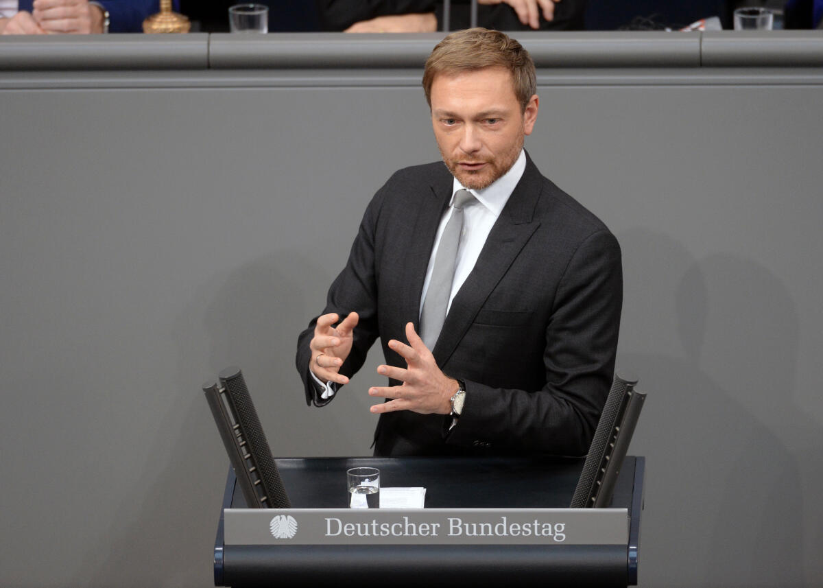 Der Deutsche Bundestag und die französische Nationalversammlung haben aus Anlass des 55. Jahrestages des Élysée-Vertrages gemeinsame Sitzungen in Berlin (hier im Bild) und in Paris. Bundestagspräsident Dr. Wolfgang Schäuble, CDU/CSU, und der französische Amtskollege Francois de Rugy, halten Reden. Anschließend reden Mitglieder des Bundestages aller im Bundestag vertretenen Parteien. Hier Christian Lindner, FDP.; Élysée-Vertrag, Bundestagssitzung, Rednerpult. Lindner, Christian Der Deutsche Bundestag und die französische Nationalversammlung haben aus Anlass des 55. Jahrestages des Élysée-Vertrages gemeinsame Sitzungen in Berlin (hier im Bild) und in Paris. Bundestagspräsident Dr. Wolfgang Schäuble, CDU/CSU, und der französische Amtskollege Francois de Rugy, halten Reden. Anschließend reden Mitglieder des Bundestages aller im Bundestag vertretenen Parteien. Hier Christian Lindner, FDP.; Élysée-Vertrag, Bundestagssitzung, Rednerpult.