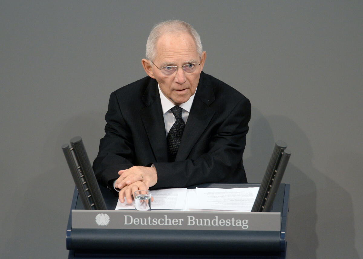 Schäuble, Wolfgang Staatsakt für Dr. Philipp Jenninger, Präsident des Deutschen Bundestages von 1984 bis 1988. Verstorben am 4. Januar 2018. Bundestagspräsident Dr. Wolfgang Schäuble (hier am Rednerpult) und seine Eminenz Walter Kardinal Kasper halten in Anwesenheit der Verfassungsorgane und der Witwe Ina Jenninger die Ansprachen. Diese sind: Bundespräsident Dr. Frank-Walter Steinmeier, Bundesratspräsident Michael Müller, Bundeskanzlerin Dr. Angela Merkel, und der stellvertretende Bundesverfassungsgerichtspräsident Paul Kirchhof.; Gedenkveranstaltung, Rede.