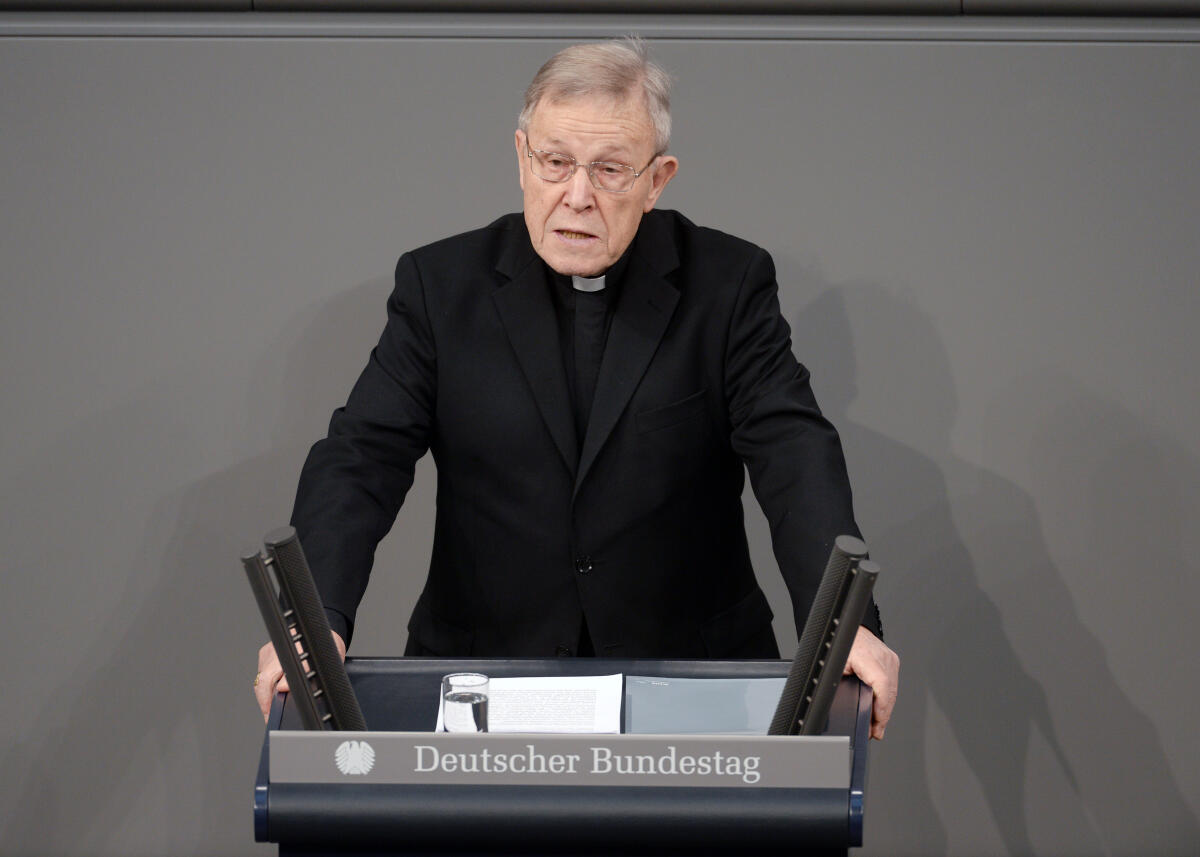 Kasper, Walter Staatsakt für Dr. Philipp Jenninger, Präsident des Deutschen Bundestages von 1984 bis 1988. Verstorben am 4. Januar 2018. Bundestagspräsident Dr. Wolfgang Schäuble und seine Eminenz Walter Kardinal Kasper (hier am Rednerpult) halten in Anwesenheit der Verfassungsorgane und der Witwe Ina Jenninger die Ansprachen. Diese sind: Bundespräsident Dr. Frank-Walter Steinmeier, Bundesratspräsident Michael Müller, Bundeskanzlerin Dr. Angela Merkel, und der stellvertretende Bundesverfassungsgerichtspräsident Paul Kirchhof.; Gedenkveranstaltung, Rede.