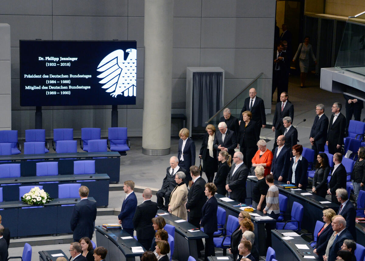  Staatsakt für Dr. Philipp Jenninger, Präsident des Deutschen Bundestages von 1984 bis 1988. Verstorben am 4. Januar 2018. Bundestagspräsident Dr. Wolfgang Schäuble und seine Eminenz Walter Kardinal Kasper halten in Anwesenheit der Verfassungsorgane und der Witwe Ina Jenninger die Ansprachen. Diese sind: Bundespräsident Dr. Frank-Walter Steinmeier, Bundesratspräsident Michael Müller, Bundeskanzlerin Dr. Angela Merkel, und der stellvertretende Bundesverfassungsgerichtspräsident Paul Kirchhof, hier beim Betreten des Plenarsaals.; Gedenkveranstaltung, Übersicht, Adler.