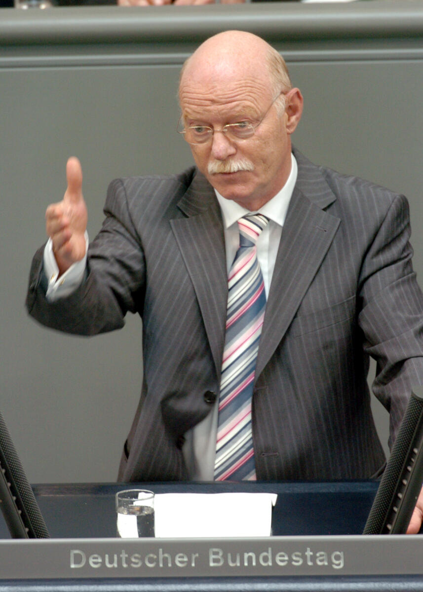 Struck, Peter Dr. Peter Struck, MdB, SPD, Rede im Deutschen Bundestag, Plenarsitzung Nr. 39, TOP I.6, Epl 04, Thema: Haushaltsgesetz 2006, Bundeskanzlerin, Redner 8.; Rednerpult, Gestik, Bundestagsabgeordneter, Abgeordneter