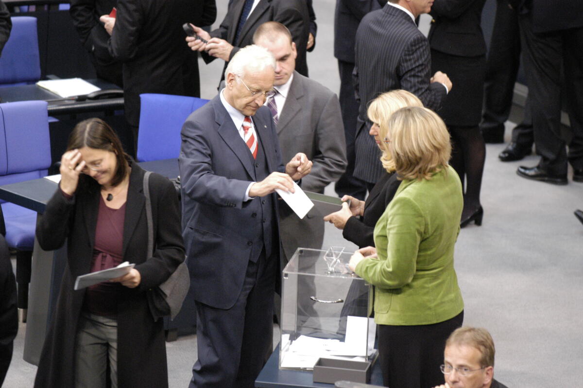 Konstituierende Sitzung des 16. Deutschen Bundestages. Dr. Edmund Stoiber, CDU/CSU, MdB bei der Abgabe seines Wahlzettels. Kerstin Müller (li.), Bündnis 90/Die Grünen.; Abgeordnete, Bundestagsabgeordnete, Stimmzettel, Abstimmung, Plenum, Wahl, Urne Müller, Kerstin; Stoiber, Edmund Konstituierende Sitzung des 16. Deutschen Bundestages. Dr. Edmund Stoiber, CDU/CSU, MdB bei der Abgabe seines Wahlzettels. Kerstin Müller (li.), Bündnis 90/Die Grünen.; Abgeordnete, Bundestagsabgeordnete, Stimmzettel, Abstimmung, Plenum, Wahl, Urne