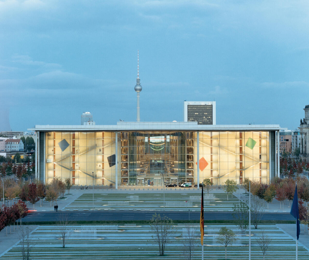 Blick vom Kanzleramt zum Paul-Löbe-Haus. Im Hintergrund der Fernsehturm.; Abenddämmerung, beleuchtet, Frontalansicht, Außenaufnahme Blick vom Kanzleramt zum Paul-Löbe-Haus. Im Hintergrund der Fernsehturm.; Abenddämmerung, beleuchtet, Frontalansicht, Außenaufnahme