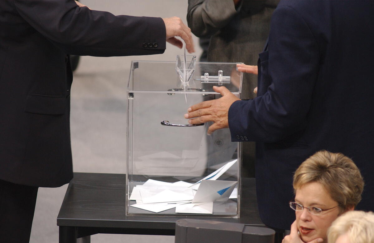  Abgeordnete bei der Abgabe der Wahlzettel.; Wahlurne, Abstimmung, MdB, Stimmzettel