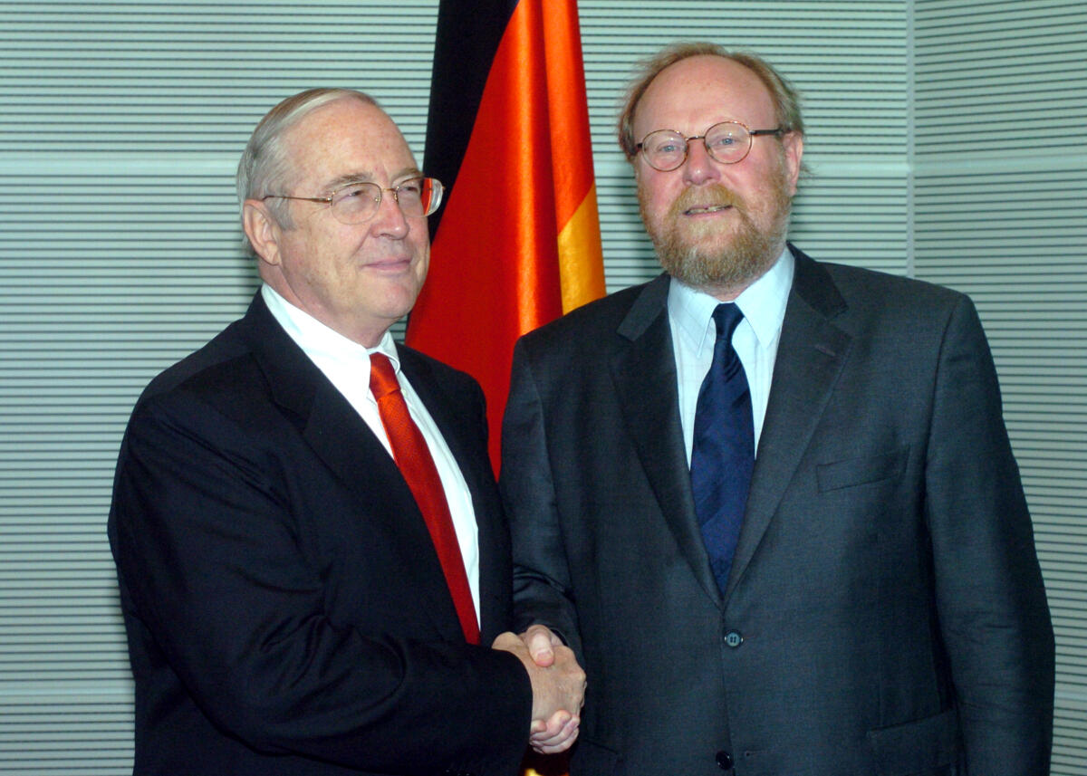 Timken, William R.; Thierse, Wolfgang Bundestagspräsident Wolfgang Thierse (li.), SPD, empfängt den neuen Botschafter der USA in Deutschland, William R. Timken.; Präsident, Botschaft, Vereinigte Staaten von Amerika, US-Botschafter, Händeschütteln