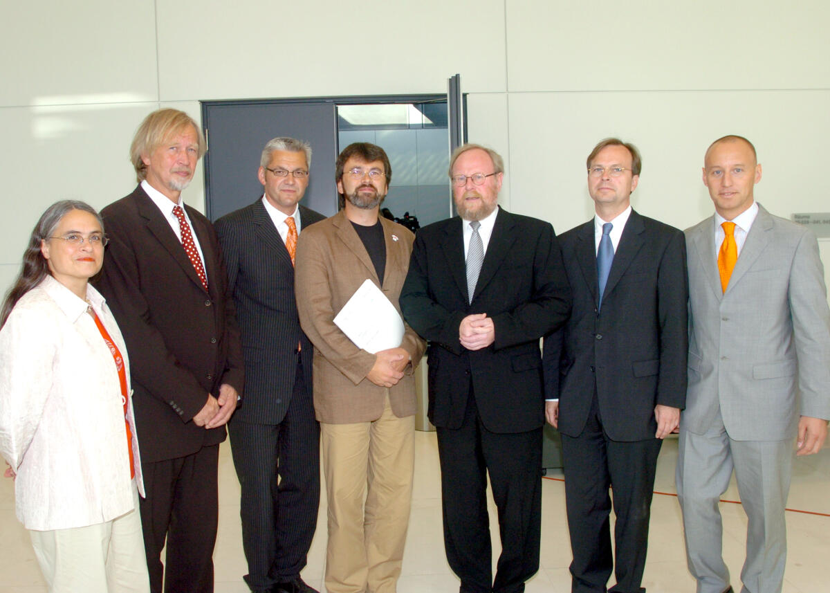 Die Enquete-Kommission Ethik und Recht der modernen Medizin übergibt ihren Abschlussbericht Über den Stand der Arbeit an Bundestagspräsident Wolfgang Thierse, SPD.; v. li.: Christa Nickels, Bündnis90/Die Grünen; Dr. Wolfgang Wodarg, SPD; Hubert Hüppe, CDU/CSU, stellvertretende Vorsitzender der Enquete-Kommission; René Röspel, SPD, Vorsitzender der Enquete-Kommission; Bundestagspräsident Wolfgang Thierse, SPD; Thomas Rachel, CDU/CSU; Michael Kauch, FDP.; Bericht, Bundestagsabgeordnete, Abgeordnete, Präsident Nickels, Christa; Wodarg, Wolfgang; Hüppe, Hubert; Röspel, René; Thierse, Wolfgang; Rachel, Thomas; Kauch, Michael Die Enquete-Kommission Ethik und Recht der modernen Medizin übergibt ihren Abschlussbericht Über den Stand der Arbeit an Bundestagspräsident Wolfgang Thierse, SPD.; v. li.: Christa Nickels, Bündnis90/Die Grünen; Dr. Wolfgang Wodarg, SPD; Hubert Hüppe, CDU/CSU, stellvertretende Vorsitzender der Enquete-Kommission; René Röspel, SPD, Vorsitzender der Enquete-Kommission; Bundestagspräsident Wolfgang Thierse, SPD; Thomas Rachel, CDU/CSU; Michael Kauch, FDP.; Bericht, Bundestagsabgeordnete, Abgeordnete, Präsident