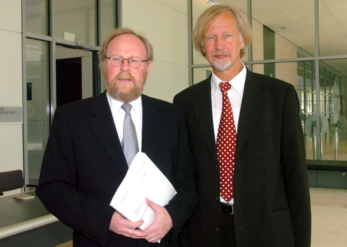 Die Enquete-Kommission Ethik und Recht der modernen Medizin übergibt ihren Abschlussbericht Über den Stand der Arbeit an Bundestagspräsident Wolfgang Thierse, SPD.; v.li.: Bundestagspräsident Wolfgang Thierse (li.), SPD und Dr. Wolfgang Wodarg, SPD, MdB.; Präsident, Bundestagsabgeorneter, Abgeordneter Thierse, Wolfgang; Wodarg, Wolfgang Die Enquete-Kommission Ethik und Recht der modernen Medizin übergibt ihren Abschlussbericht Über den Stand der Arbeit an Bundestagspräsident Wolfgang Thierse, SPD.; v.li.: Bundestagspräsident Wolfgang Thierse (li.), SPD und Dr. Wolfgang Wodarg, SPD, MdB.; Präsident, Bundestagsabgeorneter, Abgeordneter