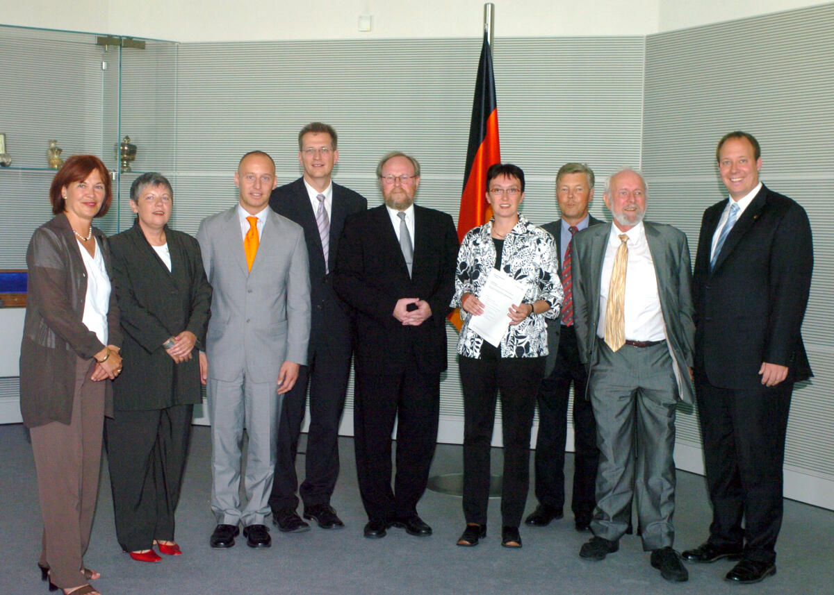 Hagedorn, Bettina; Weis, Petra; Kauch, Michael; Brauksiepe, Ralf; Thierse, Wolfgang; Klug, Astrid; Göppel, Josef; Weizsäcker, Ernst Ulrich von; Braun, Helge Die Vorsitzende des Parlamentarischen Beirates für nachhaltige Entwicklung, Astrid Klug, SPD, übergibt den Arbeitsbericht des Gremiums an Bundestagspräsident Wolfgang Thierse, SPD.; v.li.: Bettina Hagedorn, SPD; Petra Weis, SPD; Michael Kauch, FDP; Dr. Ralf Brauksiepe, CDU/CSU;  Wolfgang Thierse, SPD; Astrid Klug, SPD; Josef Göppel, CDU/CSU; Dr. Ernst Ulrich von Weizsäcker, SPD; Helge Braun, CDU/CSU.; Bundestagsabgeordnete, Abgeordnete, MdB, Vorsitz, Präsident