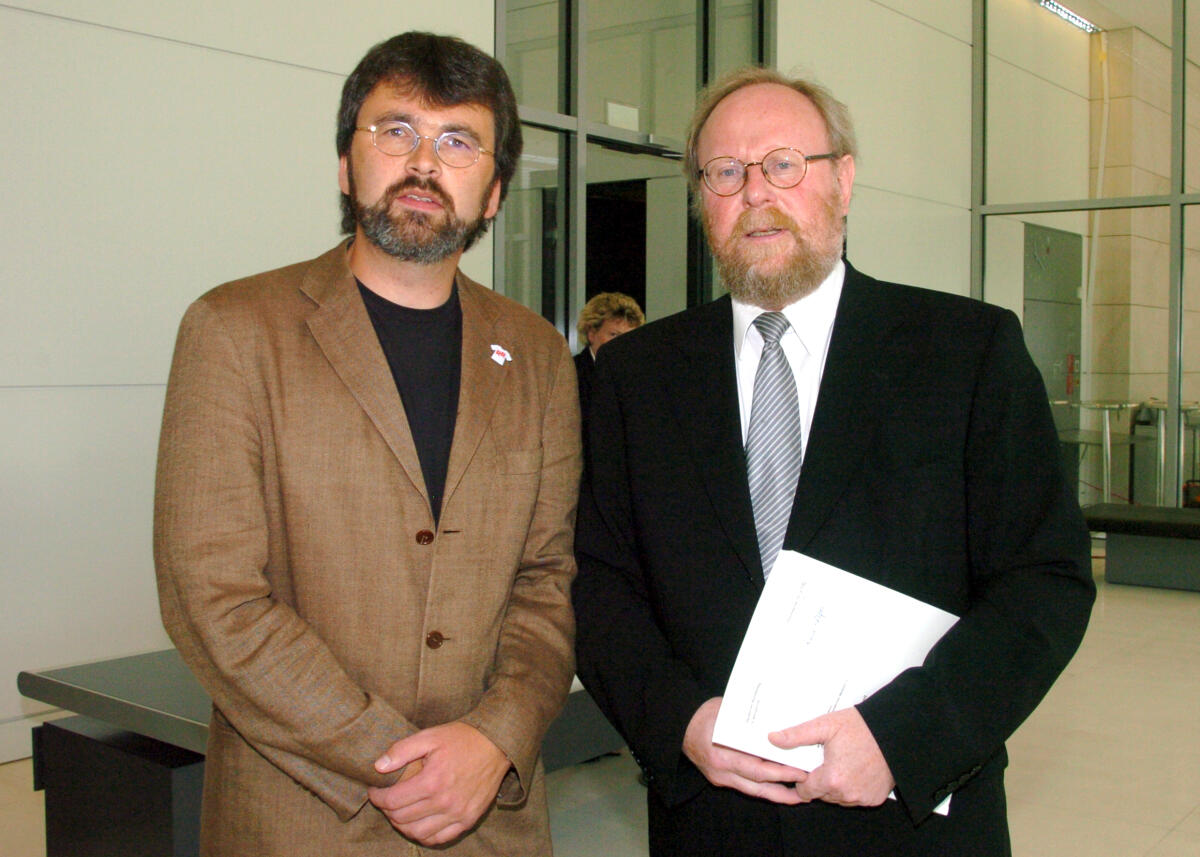 Röspel, René; Thierse, Wolfgang Die Enquete-Kommission Ethik und Recht der modernen Medizin übergibt ihren Abschlussbericht Über den Stand der Arbeit an Bundestagspräsident Wolfgang Thierse,SPD.; v. li.: Renè Röspel, SPD, Vorsitzender der Enquete-Kommission und Bundestagspräsident Wolfgang Thierse, SPD.; Päsident