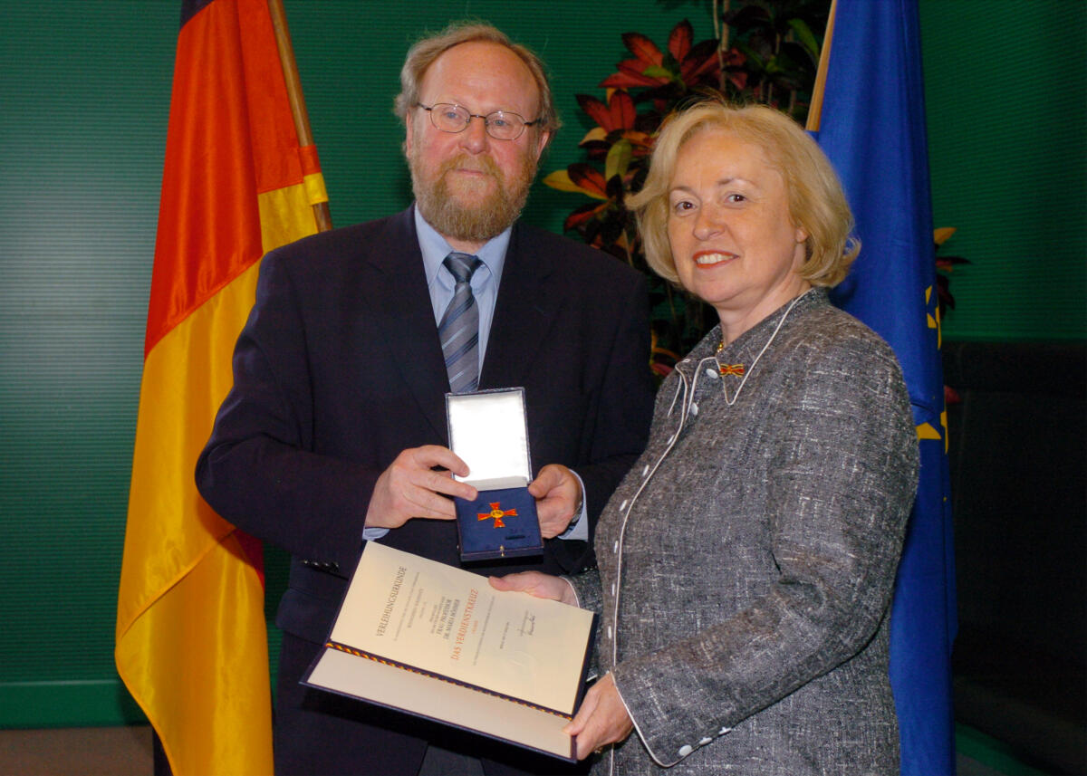 Prof. Dr. Maria Böhmer, CDU/CSU, rechts, wird von Bundestagspräsident Wolfgang Thierse, SPD, links, mit dem Verdienstkreuz 1. Klasse des Verdienstordens der Bundesrepublik Deutschland ausgezeichnet, Abgeordneter, Bundestagsabgeordneter, Verleihung, Orden, Auszeichung, MdB Böhmer, Maria; Thierse, Wolfgang Prof. Dr. Maria Böhmer, CDU/CSU, rechts, wird von Bundestagspräsident Wolfgang Thierse, SPD, links, mit dem Verdienstkreuz 1. Klasse des Verdienstordens der Bundesrepublik Deutschland ausgezeichnet, Abgeordneter, Bundestagsabgeordneter, Verleihung, Orden, Auszeichung, MdB