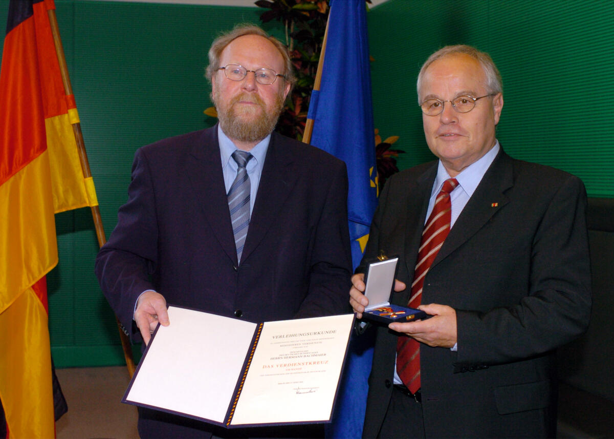 Bachmaier, Hermann; Thierse, Wolfgang Hermann Bachmaier, SPD, rechts, wird von Bundestagspräsident Wolfgang Thierse, SPD, links, mit dem Verdienstkreuz am Bande des Verdienstordens der Bundesrepublik Deutschland ausgezeichnet,  Abgeordneter, Bundestagsabgeordneter, Verleihung, Orden, Auszeichung, MdB