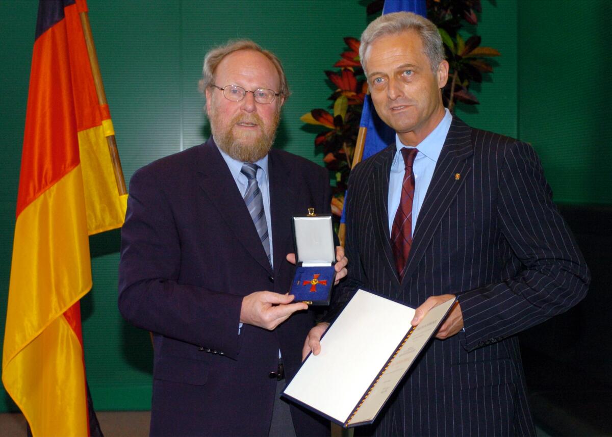 Ramsauer, Peter; Thierse, Wolfgang Dr. Peter Ramsauer, CDU/CSU, rechts, wird von Bundestagspräsident Wolfgang Thierse, SPD, links,  mit dem Verdienstkreuz 1. Klasse des Verdienstordens der Bundesrepublik Deutschland ausgezeichnet.; Abgeordneter, Bundestagsabgeordneter, MdB,  Verleihung, Orden, Auszeichung