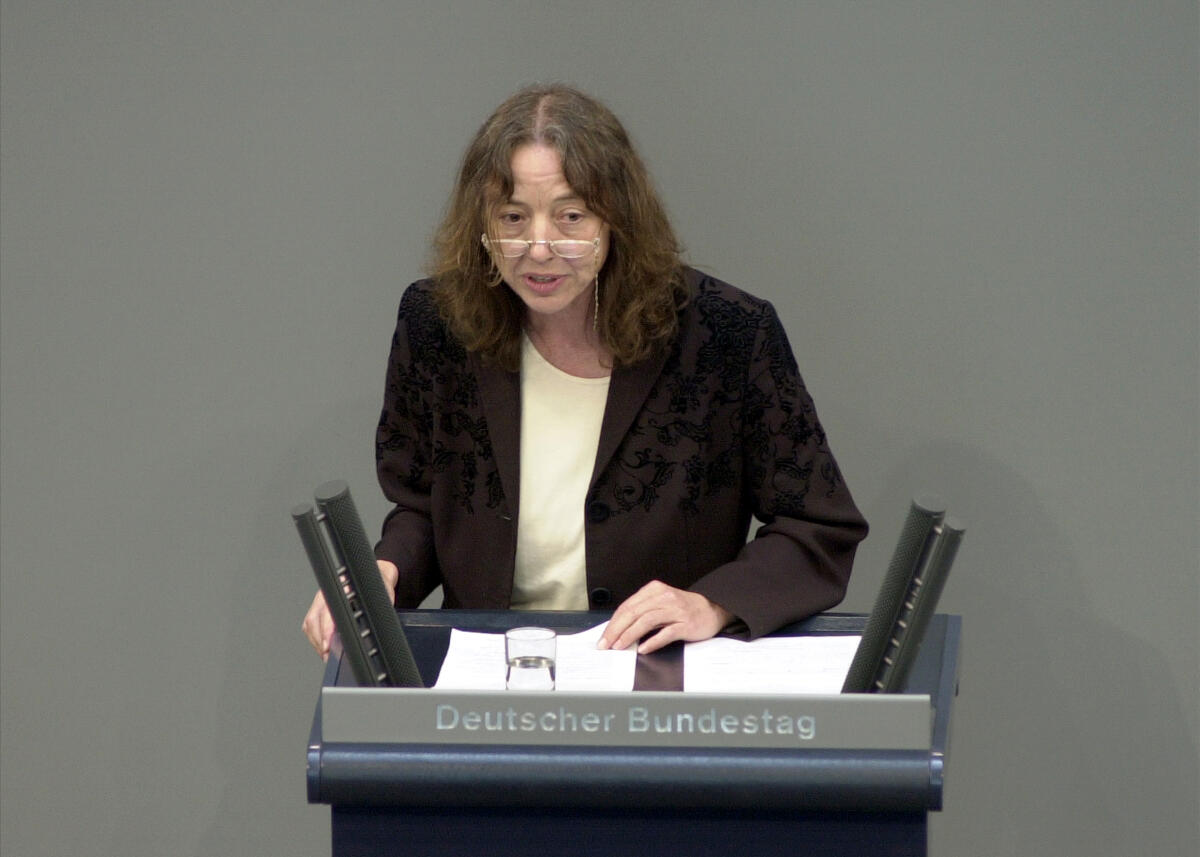 Eid, Uschi Dr. Uschi Eid, Bündnis 90/Die Grünen, MdB, Rede im Deutschen Bundestag, Plenarsitzung Nr. 43, TOP 3, Regierungserklärung, Zukunft sichern, Globale Armut bekämpfen.; Bundestagsabgeordnete, Abgeordnete, Rednerpult, Plenum