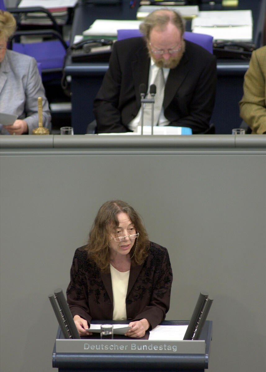 Eid, Uschi; Thierse, Wolfgang Dr. Uschi Eid, Bündnis 90/Die Grünen, MdB, Rede im Deutschen Bundestag, Plenarsitzung Nr. 43, TOP 3, Regierungserklärung, Zukunft sichern, Globale Armut bekämpfen.; Vorsitz: Bundestagspräsident Dr. Wolfgang Thierse, SPD.; Bundestagsabgeordnete, Abgeordnete, Rednerpult, Vizepräsident, Plenum