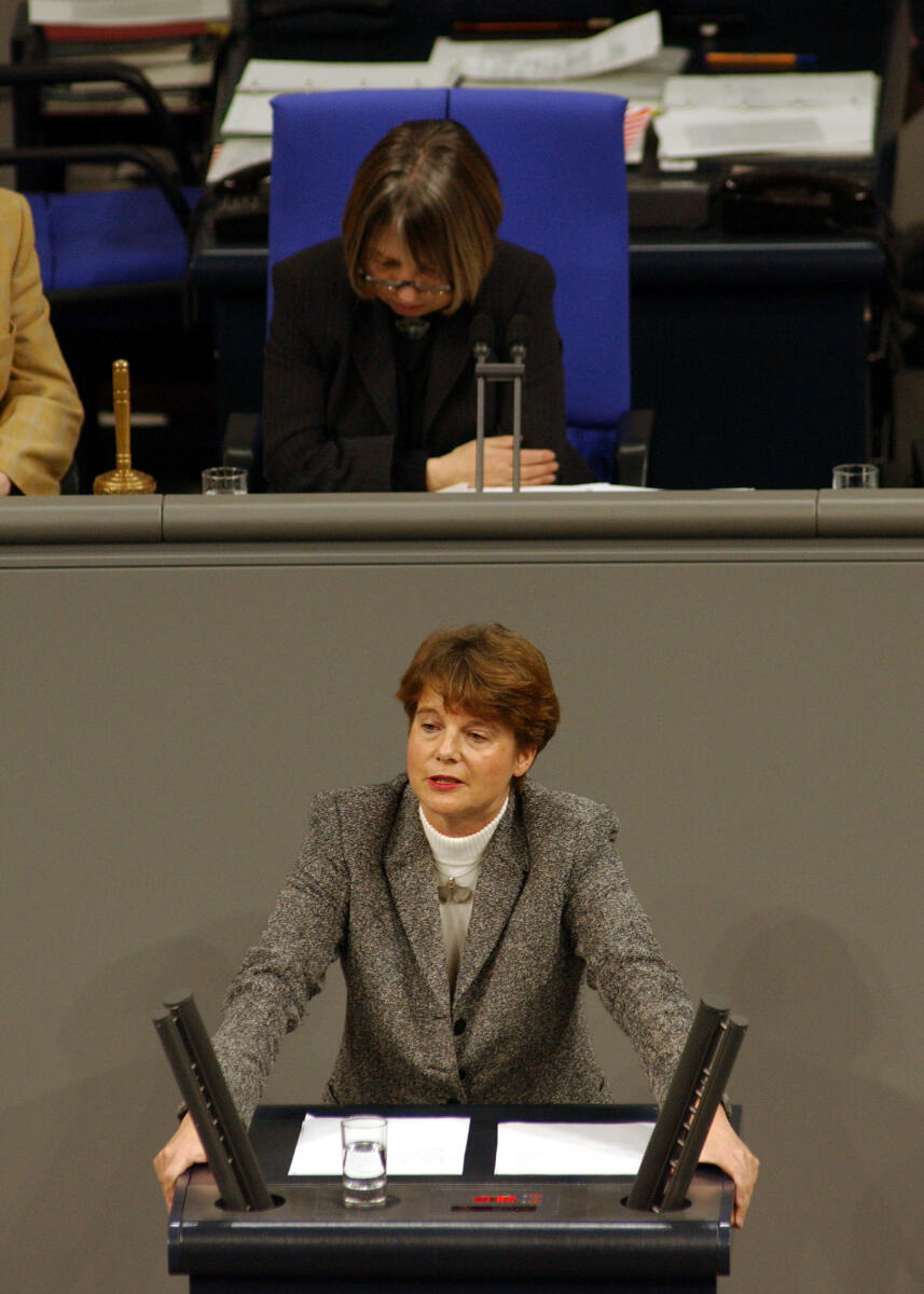 Ulrike Flach, FDP, MdB, Rede im Deutschen Bundestag, Sitzung Nr. 19.; Vorsitz: Bundestagsvizepräsidentin Dr. Antje Vollmer, Bündnis90/Die Grünen.; Bundestagsabgeordnete, Abgeordnete, Rednerpult, Vizepräsidentin, Plenum Flach, Ulrike; Vollmer, Antje Ulrike Flach, FDP, MdB, Rede im Deutschen Bundestag, Sitzung Nr. 19.; Vorsitz: Bundestagsvizepräsidentin Dr. Antje Vollmer, Bündnis90/Die Grünen.; Bundestagsabgeordnete, Abgeordnete, Rednerpult, Vizepräsidentin, Plenum