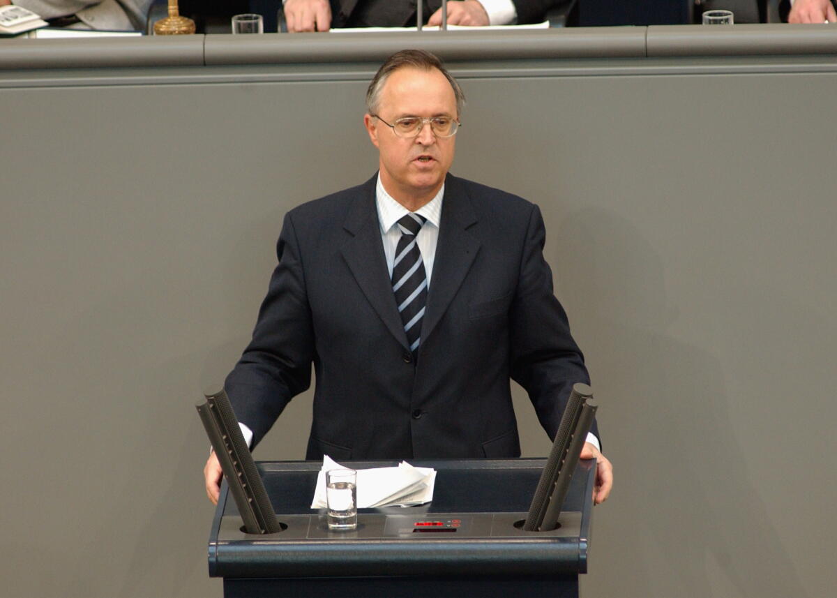 Eichel, Hans Hans Eichel, SPD, Bundesfinanzminister, Rede im Deutschen Bundestag, Plenarsitzung Nr 33, Haushaltsdebatte.; Finanzminister, Minister, Rednerpult, Plenum