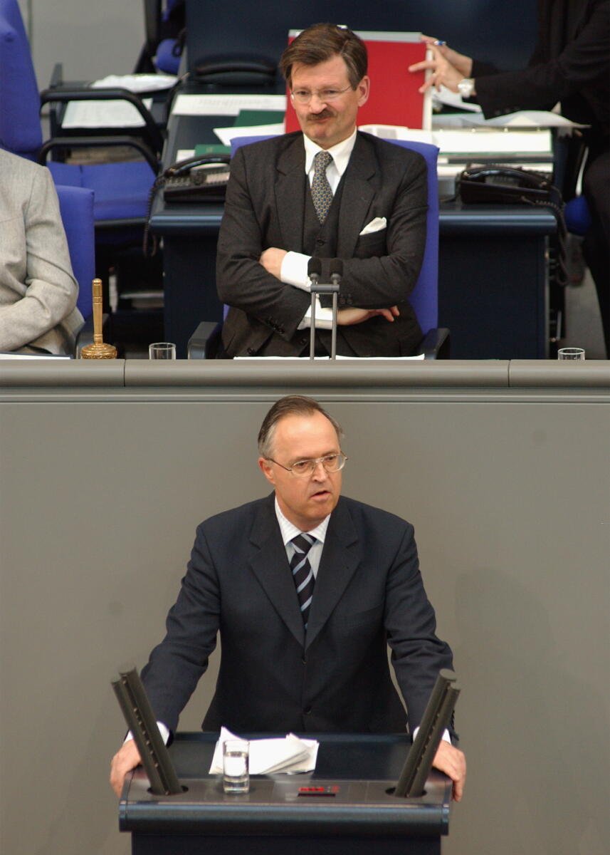 Eichel, Hans; Solms, Hermann Otto Hans Eichel, SPD, Bundesfinanzminister, Rede im Deutschen Bundestag, Plenarsitzung Nr 33, Haushaltsdebatte.; Vorsitz: BundestagsvizepräsidentDr. Hermann Otto Solms, FDP.; Finanzminister, Minister, Rednerpult, Plenum , Vizepräsident