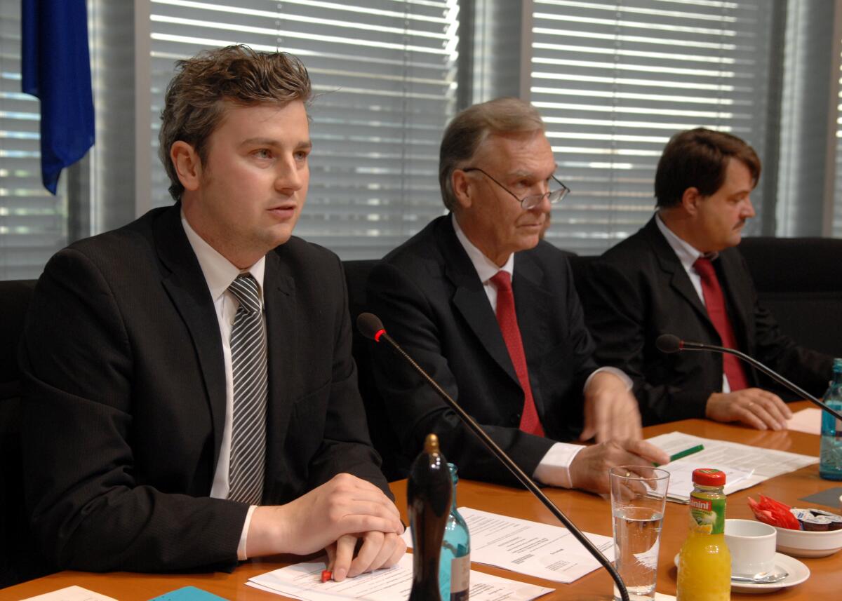 Blumenthal, Sebastian; Ziercke, Jörg; Hoppe, Christian Unter Beteiligung von Sachverständigen, wie Jörg Ziercke, (mitte),  und Christian Hoppe, (re),  vom BKA, leitet der Vorsitzende des Unterausschusses des Deutschen Bundestages für Neue Medien, Sebastian Blumenthal, FDP, (li), ein öffentliches Gespräch zum Thema: "Kampf gegen die Darstellung von Kindesmissbrauch im Internet: technische und organisatorische Fragen".