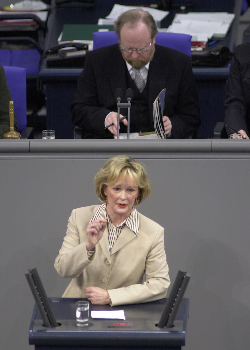 Gudrun Kopp, FPD, MdB, Rede im Deutschen Bundestag, 22. Bundestagssitzung, TOP 3, Mittelstandsoffensive.; Vorsitz: Bundestagspräsident Wolfgang Thierse, SPD.; Bundestagsabgeordnete, Abgeordnete, Rednerpult, Plenum, Präsident Kopp, Gudrun; Thierse, Wolfgang Gudrun Kopp, FPD, MdB, Rede im Deutschen Bundestag, 22. Bundestagssitzung, TOP 3, Mittelstandsoffensive.; Vorsitz: Bundestagspräsident Wolfgang Thierse, SPD.; Bundestagsabgeordnete, Abgeordnete, Rednerpult, Plenum, Präsident