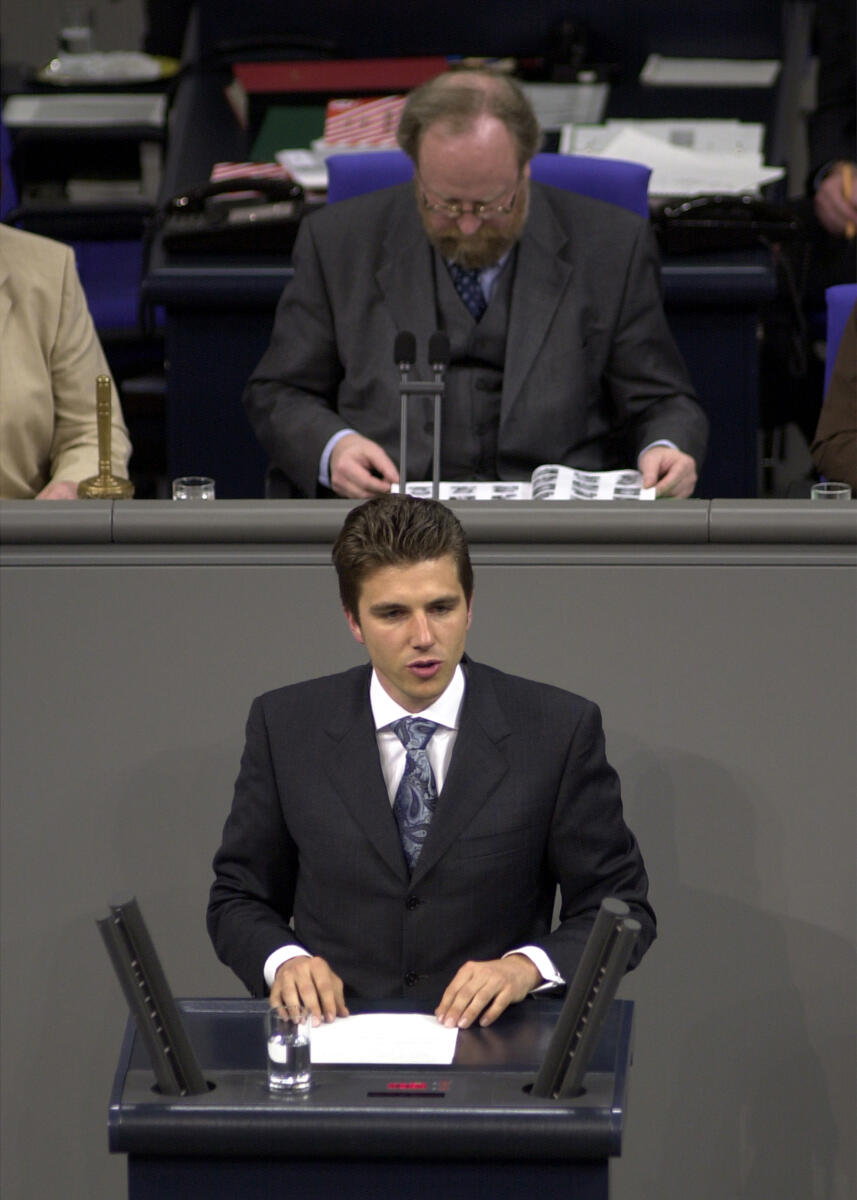 Christoph Hartmann, FDP, MdB, Rede im Deutschen Budnestag, 12. Bundestagssitzung, Thema: Haushaltsdebatte, Bildung und Forschung.; Vorsitz: Bundestagspräsident Dr. Wolfgang Thierse, SPD.; Bundestagsabgeordneter, Abgeordneter, Rednerpult, Vizepräsident, Plenum Hartmann, Christoph; Thierse, Wolfgang Christoph Hartmann, FDP, MdB, Rede im Deutschen Budnestag, 12. Bundestagssitzung, Thema: Haushaltsdebatte, Bildung und Forschung.; Vorsitz: Bundestagspräsident Dr. Wolfgang Thierse, SPD.; Bundestagsabgeordneter, Abgeordneter, Rednerpult, Vizepräsident, Plenum