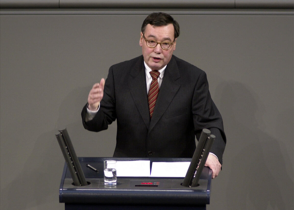 Rainer Funke, FDP, MdB, Rede im Deutschen Bundestag, 19. Bundestagssitzung, TOP 5. Bundestagsabgeordneter, Abgeordneter, Rednerpult, Plenum Funke, Rainer Rainer Funke, FDP, MdB, Rede im Deutschen Bundestag, 19. Bundestagssitzung, TOP 5. Bundestagsabgeordneter, Abgeordneter, Rednerpult, Plenum