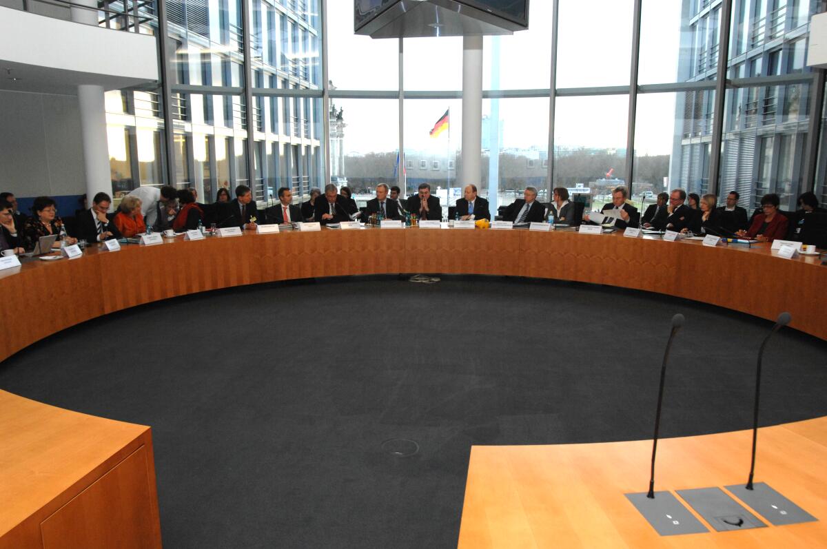 Klaus Brähmig, CDU/CSU, Vorsitzender des Toursimusausschusses des Deutschen Bundestages, empfängt Präsident des Deutschen Reise Verbandes, Jürgen Büchy, zu einem Gespräch Brähmig, Klaus; Büchy, Jürgen Klaus Brähmig, CDU/CSU, Vorsitzender des Toursimusausschusses des Deutschen Bundestages, empfängt Präsident des Deutschen Reise Verbandes, Jürgen Büchy, zu einem Gespräch