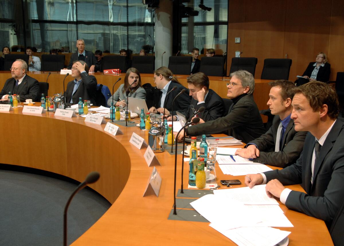  Unter Beteiligung von Sachverständigen, wie Jörg Ziercke und Christian Hoppe vom BKA, leitet der Vorsitzende des Unterausschusses des Deutschen Bundestages für Neue Medien, Sebastian Blumenthal, FDP, ein öffentliches Gespräch zum Thema: "Kampf gegen die Darstellung von Kindesmissbrauch im Internet: technische und organisatorische Fragen".; Übersicht.