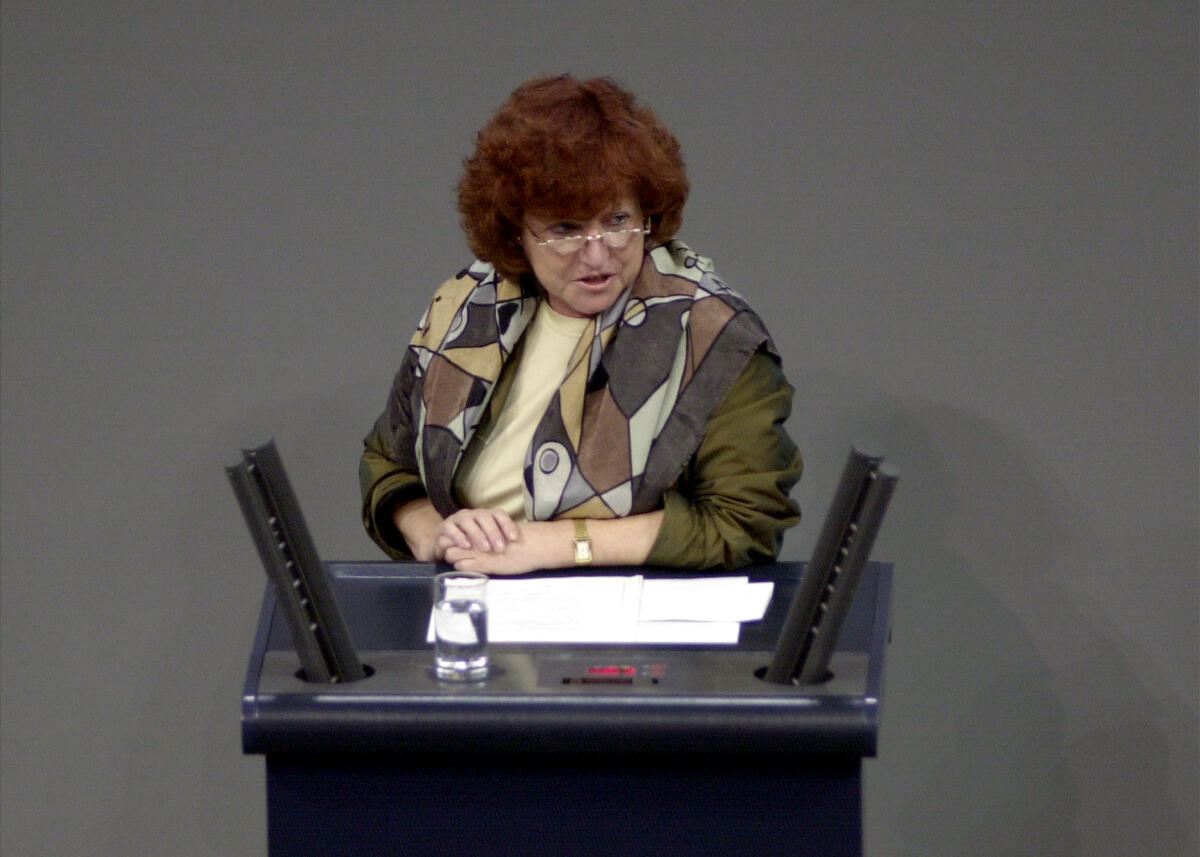 Ulla Burchardt, SPD, MdB, 12. Bundestagssitzung, Thema Haushaltsdebatte, Bildung und Forschung.; Bundestagsabgeordnete, Abgeordnete, Rednerpult, Plenum Burchardt, Ulla Ulla Burchardt, SPD, MdB, 12. Bundestagssitzung, Thema Haushaltsdebatte, Bildung und Forschung.; Bundestagsabgeordnete, Abgeordnete, Rednerpult, Plenum