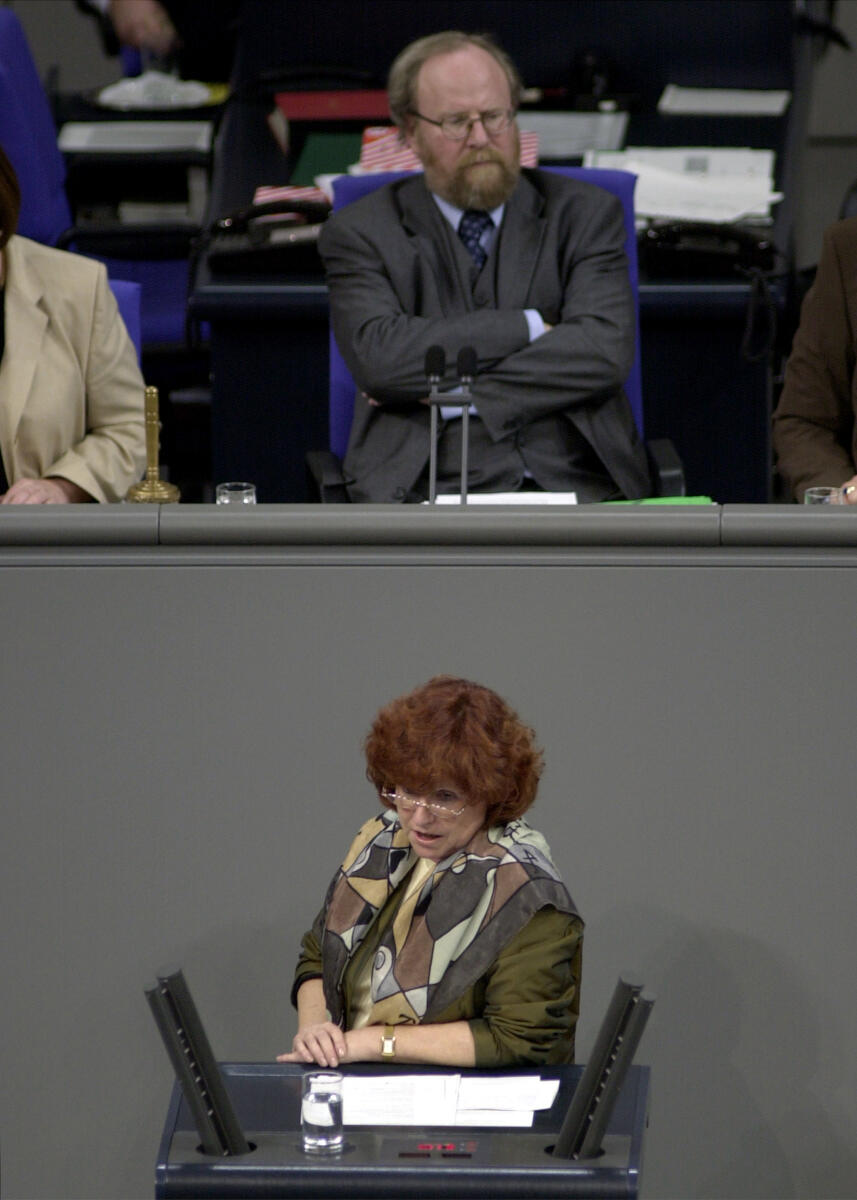 Burchardt, Ulla Ulla Burchardt, SPD, MdB, 12. Bundestagssitzung, Thema Haushaltsdebatte, Bildung und Forschung.; Bundestagsabgeordnete, Abgeordnete, Rednerpult, Plenum