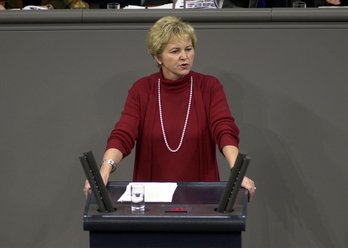 Maria Eichhorn, CDU/CSU, MdB, Rede im Bundestag, 12. Bundestagssitzung.; Bundestagsabgeordnete, Abgeordnete, Rednerpult, Plenum Eichhorn, Maria Maria Eichhorn, CDU/CSU, MdB, Rede im Bundestag, 12. Bundestagssitzung.; Bundestagsabgeordnete, Abgeordnete, Rednerpult, Plenum