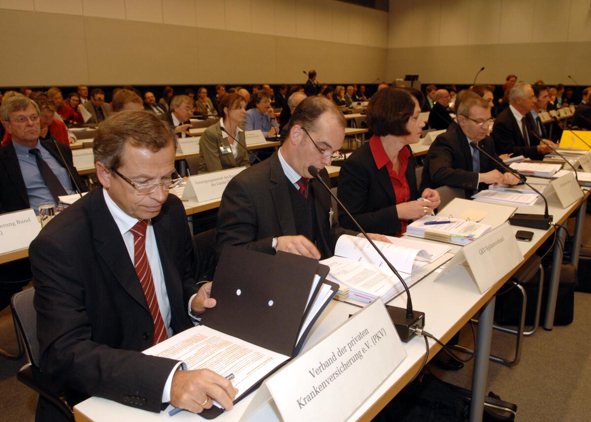  DR. Carola Reimann, SPD, Vorsitzende des Ausschusses des Deutschen Bundestages für Gesundheit, leitet die öffentliche Sitzung zum Thema: GKV-FinG, Block 1, unter Beteiligung zahlreicher Sachverständigen.; Übersicht.