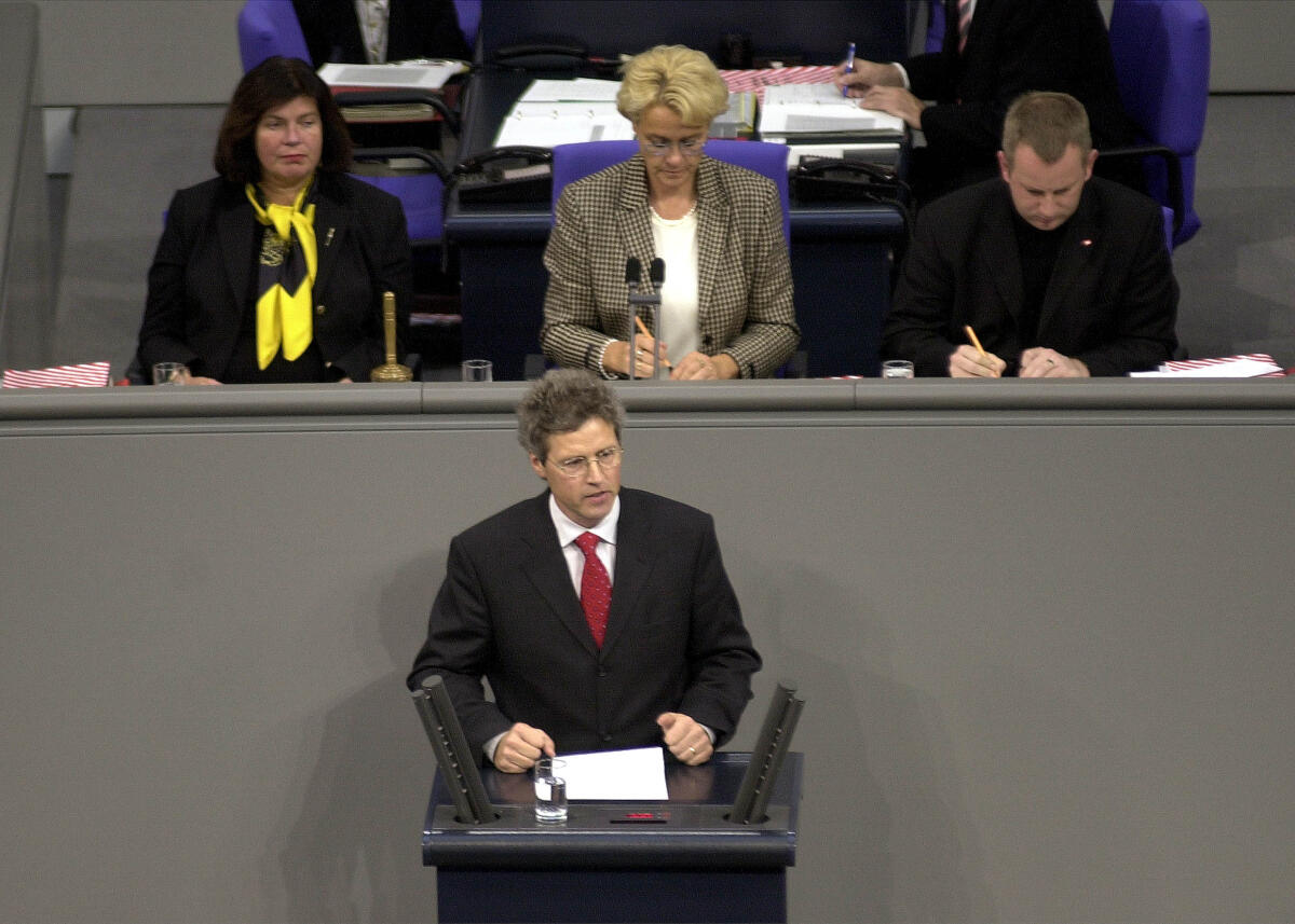 Klaus-Peter Flosbach, CDU/CSU, MdB, erste Rede im Deutschen Bundestag, 8. Bundestagssitzung, Aktuelle Stunde.; Vorsitz: Bundestagsvizepräsidentin Dr. h. c. Susanne Kastner, SPD, 8. Bundestagsabgeordneter, Abgeordneter, Rednerpult, Vizepräsidentin, Plenum Flosbach, Klaus-Peter Klaus-Peter Flosbach, CDU/CSU, MdB, erste Rede im Deutschen Bundestag, 8. Bundestagssitzung, Aktuelle Stunde.; Vorsitz: Bundestagsvizepräsidentin Dr. h. c. Susanne Kastner, SPD, 8. Bundestagsabgeordneter, Abgeordneter, Rednerpult, Vizepräsidentin, Plenum