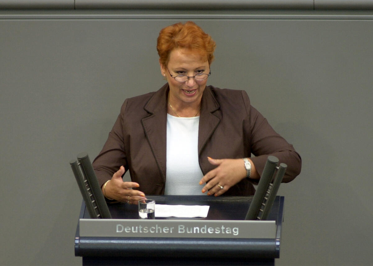 Frechen, Gabriele Gabriele Frechen, SPD, MdB, Rede im Deutschen Bundestag, 48. Bundestagssitzung. Bundestagsabgeordnete, Abgeordnete, Rednerpult, Plenum