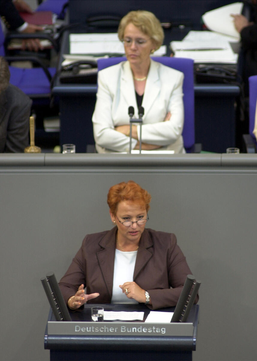 Frechen, Gabriele; Kastner, Susanne Gabriele Frechen, SPD, MdB, Rede im Deutschen Bundestag,  48. Bundestagssitzung.; Vorsitz: Bundestagsvizepräsidentin Dr. h.c. Susanne Kastner, SPD.; Bundestagsabgeordnete, Abgeordnete, Rednerpult, Vizepräsidentin, Plenum