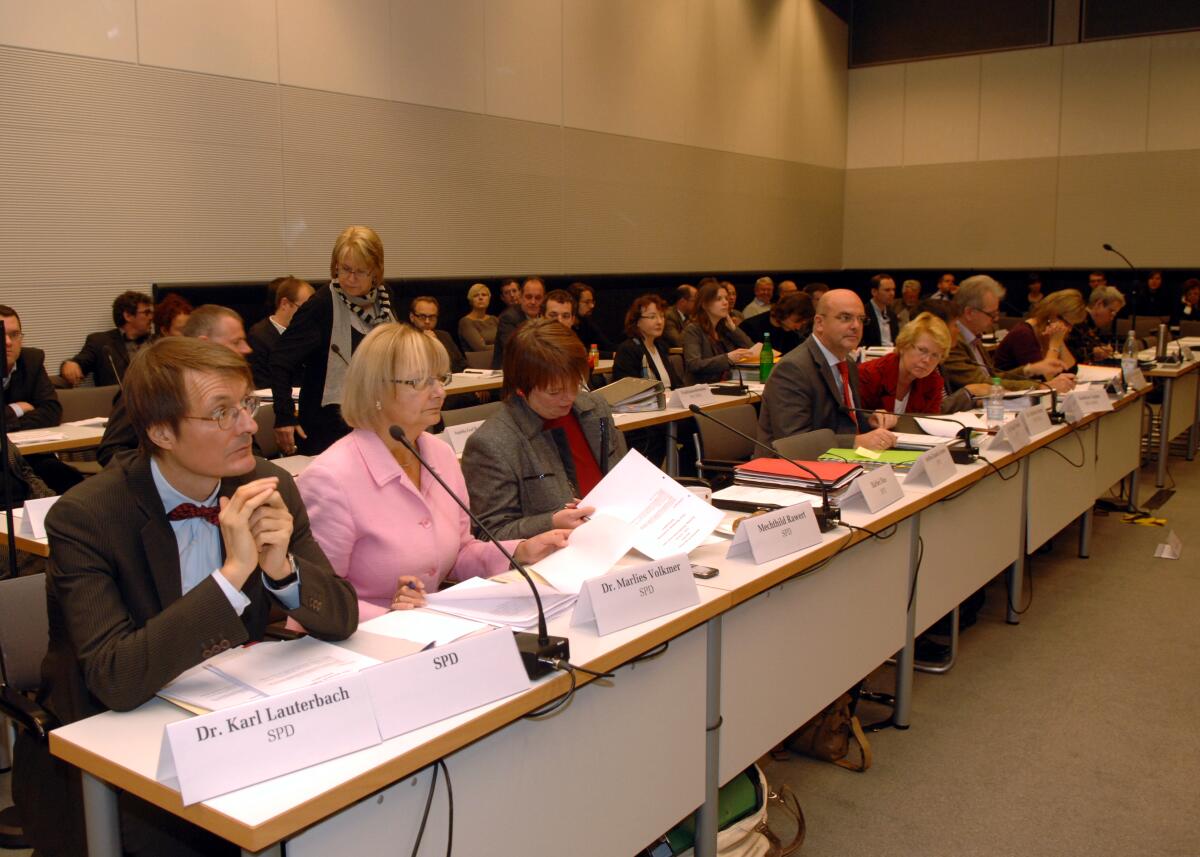 Dr. Carola Reimann, SPD, Vorsitzende des Ausschusses des Deutschen Bundestages für Gesundheit, leitet die öffentliche Sitzung zum Thema: GKV-FinG, Block 1, unter Beteiligung zahlreicher Sachverständigen.; Übersicht. Dr. Carola Reimann, SPD, Vorsitzende des Ausschusses des Deutschen Bundestages für Gesundheit, leitet die öffentliche Sitzung zum Thema: GKV-FinG, Block 1, unter Beteiligung zahlreicher Sachverständigen.; Übersicht.