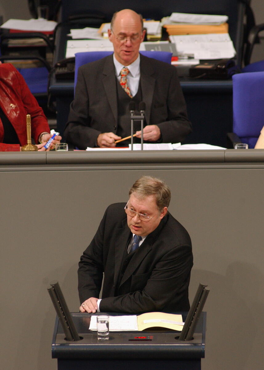 Fromme, Jochen-Konrad; Lammert, Norbert Jochen-Konrad Fromme, CDU/CSU, MdB, Rede im Deutschen Bundestag.; Vorsitz: Bundestagvizepräsident Dr. Norbert Lammert, CDU/CSU.; Bundestagsabgeordneter, Abgeordneter, Rednerpult, Vizepräsident, Plenum