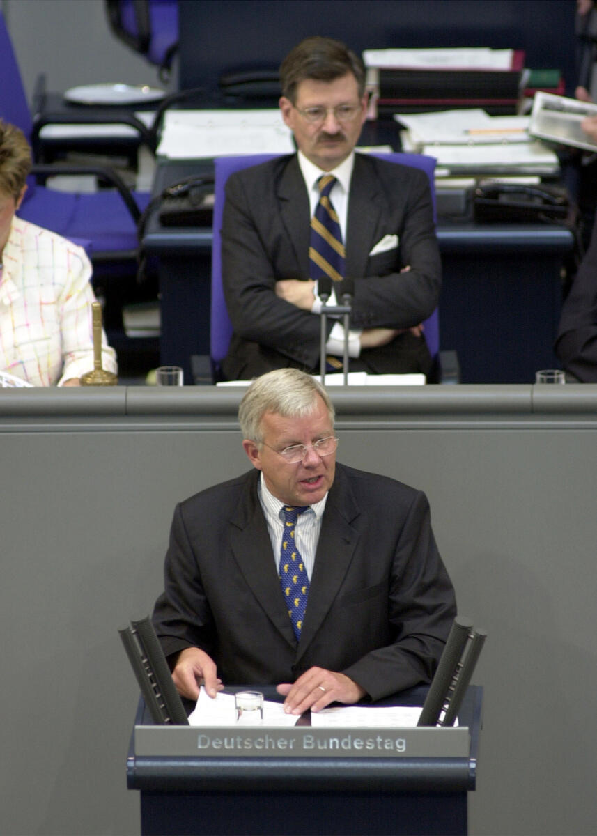 Fuchs, Michael; Solms, Hermann Otto Dr. Michael Fuchs, CDU/CSU, MdB, Rede im Deutschen Bundestag, 48. Bundestagssitzung.; Vorsitz: Bundestagsvizepräsident Dr. Hermann Otto Solms, FDP.; Bundestagsabgeordneter, Abgeordneter, Rednerpult, Vizepräsident, Plenum