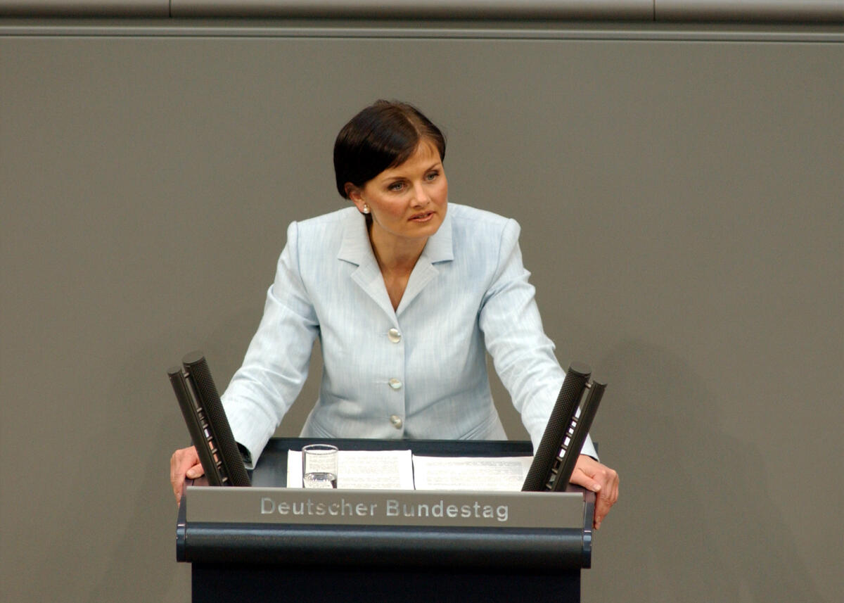 Connemann, Gitta Gitta Connemann, CDU/CSU, MdB, Rede im Deutschen Bundestag, 46.; Bundestagssitzung. Bundestagsabgeordnete, Abgeordnete, Rednerpult, Plenum